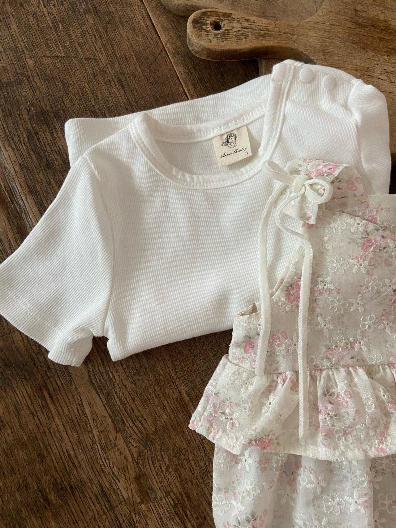 Flat Basic T-shirt-anneshirley-25