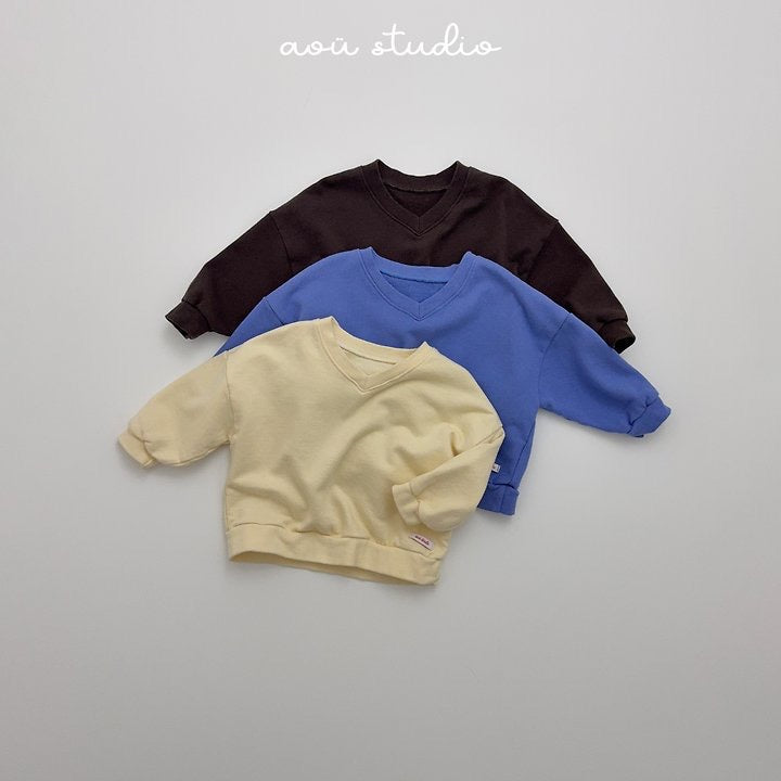 Benny V-neck Sweatshirt-aoü studio-16